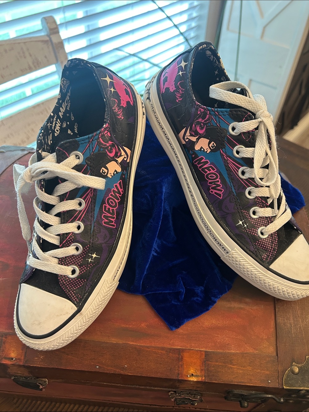 Cat Woman Converse Black and hot Pink Graphic Low-Top Sneakers - Meow Accent😻